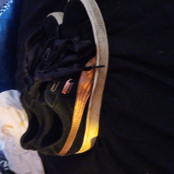 Women size 7 Puma pink and black with ribbon laces - Picture 3 of 4